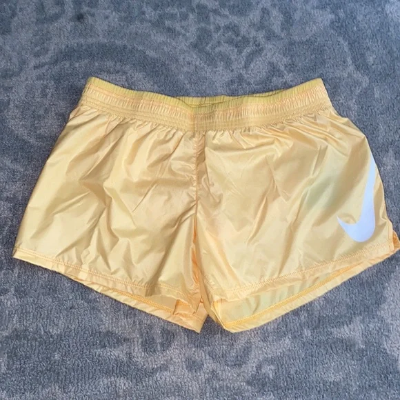 Nike Swoosh Run Women’s Running Shorts, NWT Size Medium - Picture 2 of 7